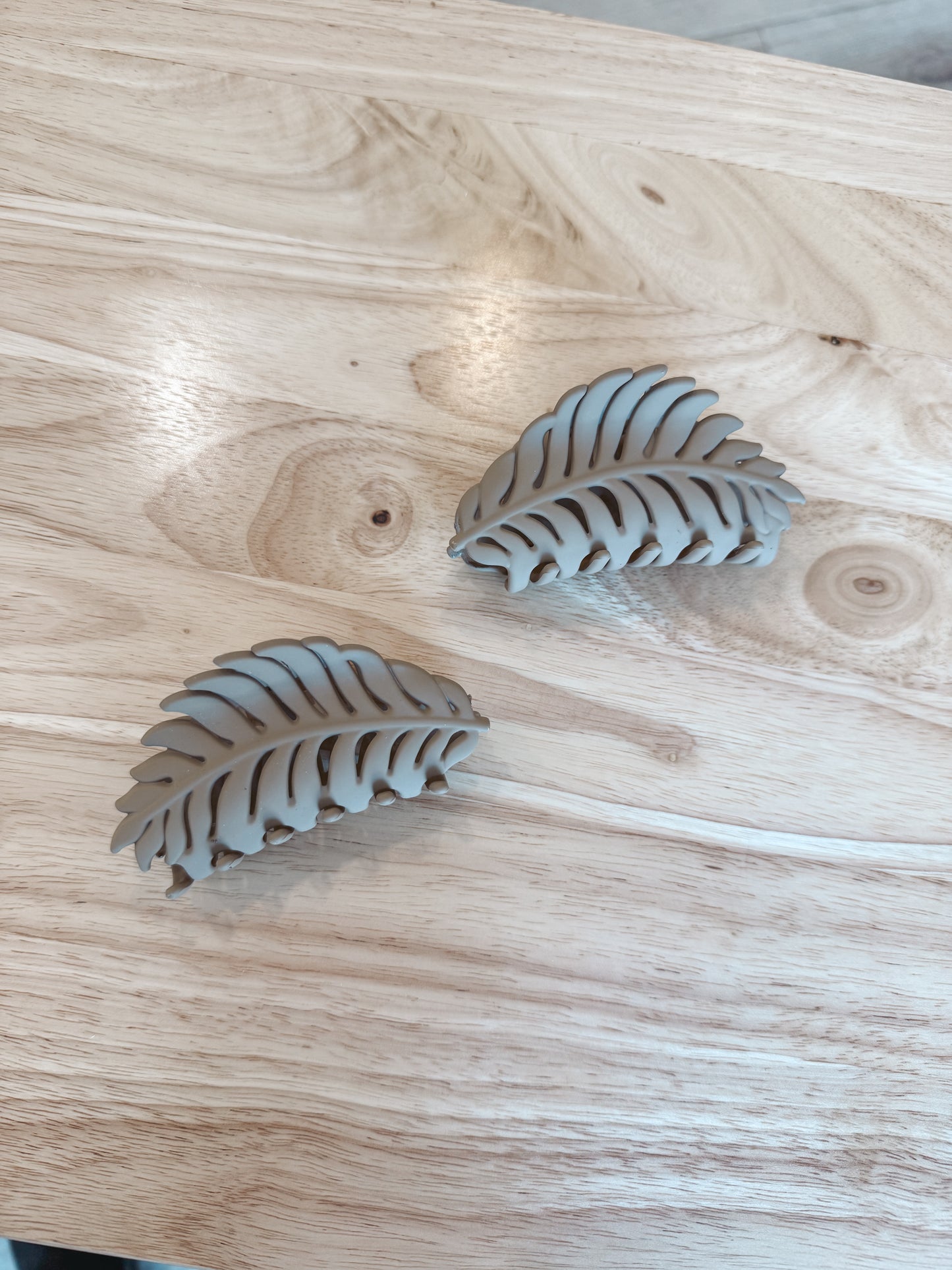 Matte Leaf Claw Clips